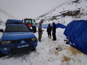Erzincan’da Mahsur Kalan Vatandaşları Jandarma Ekipleri Kurtardı