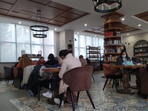 Ev Hanımları, Önce Tekvando Yapıp Ardından Kitap Okuyorlar