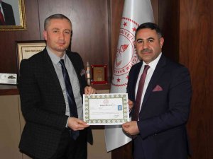 Ağrı’da “Yılın Öğretmeni”ne Başarı Belgesi Verildi