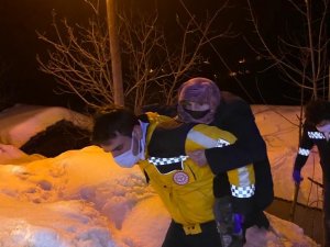 Sağlık Pehlivan’ı: Yaşlı Kadını Sırtında Ambulansa Taşıdı