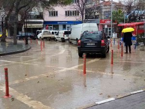 Erdek’te Sağanak Yağış Etkili Oldu
