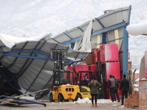 Deponun Çatısı Biriken Karlar Temizlenmeye Başlarken Çöktü