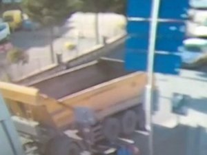 İ̇ki Çocuğuyla Yolun Karşısına Geçmeye Çalışan Anneyi Ezen Kamyon Sürücüsü Tutuklandı