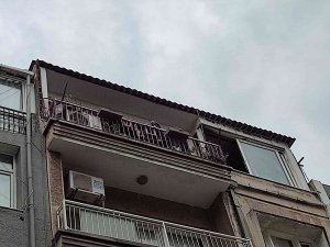 İ̇zmir’de 4 Katlı Binada Yangın Paniği