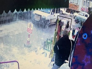Çatıdan Düşen Kar Kütlesinden Tentene Korudu, O Anlar Kamerada