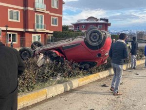 Bursa’da Otomobil Aydınlatma Direğine Çarpıp Takla Attı: 2 Yaralı