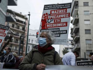 Yunanistan’da Sağlık Çalışanları Yine Sokaklara Döküldü