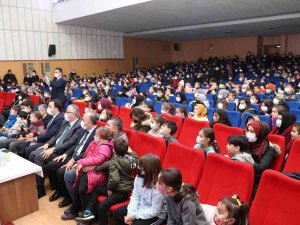 Bafralı Çocuklara Karne Tatilinde Tiyatro Hediyesi