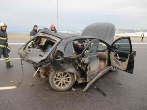 İ̇ki Otomobil Kazaya Karıştı, Otomobillerden Eser Kalmadı