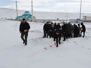 Kış Şartlarında Yiyecek Bulmakta Zorlanan Sokak Hayvanları İçin Doğaya Mama Bırakıldı