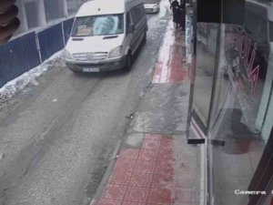 Seyir Halindeki Minibüsün Üzerine Buz Kütlesi Düştü