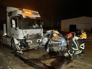 Bursa’da Tırla Otomobil Kafa Kafaya Çarpıştı: 1 Ölü