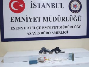 Uyuşturucu Satıcıları Silah Zoruyla İki Kişiyi Rehin Aldı, Birde O Anların Videosunu Çekti