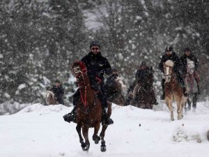 Karlar Üstünde Dört Nala Özgürlük