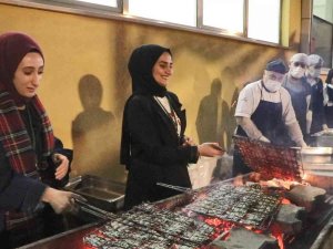 Üniversite Öğrencilerine ‘Hamsi Şöleni’