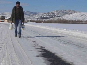 Kelkit’teki Kahvehanelerde Kış Mevsiminde Çaydan Çok Sıcak Süt Satılıyor