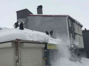 Karlıova’da Esnaf, Çatılarda Biriken Karları Temizledi
