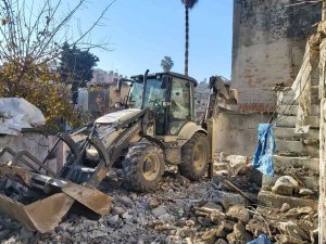 Akdeniz’de Bir Metruk Bina Daha Yıkıldı