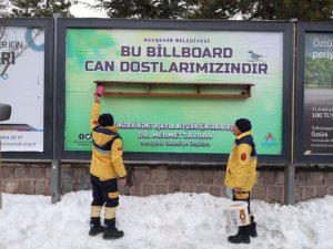 Billboardlara Reklam Yerine Kuşlar İçin Yemlik Asıldı