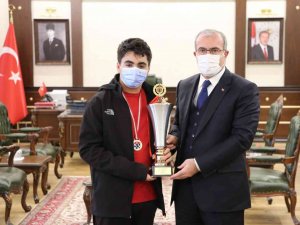 Elazığ Valisi Toraman, Şampiyonları Ağırladı