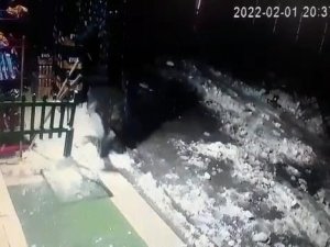 Önce Buz Kütlesinden Ardından Tabelanın Altında Kalmaktan Kurtuldular