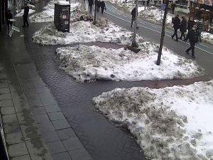Çatıdan Düşen Buz Kütlesinin Altında Kalmaktan Son Anda Kurtuldular