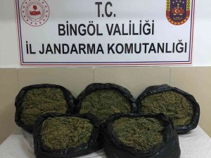 Dur İhtarına Uymayarak Kaçmaya Çalıştı, Elindeki Çuvaldan 9 Kilo Esrar Çıktı
