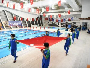 Çayırova’da Yüzme Şenliği Düzenlendi