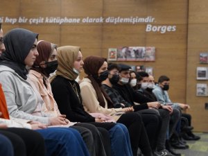 Bu Kütüphane Bir Yıldır Uyumuyor