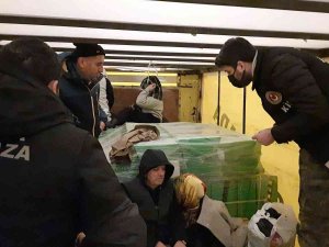 Sarp Sınır Kapısında Tırın Dorsesinde Yurt Dışına Kaçmaya Çalışan 5 Kişi Yakalandı