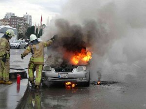 Kartal’da Otomobil Alev Aldı, Baba Ve Minik Kızı Kendisini Dışarı Attı
