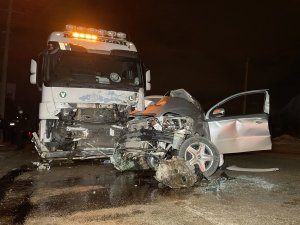 Bursa’da Tırla Otomobilin Kafa Kafaya Çarpıştığı Kaza Ânı Kamerada