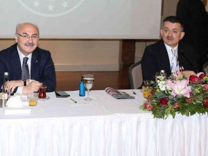Bakan Pakdemirli: "Vatandaş, Zor Koşullarda Yöneticileri Yanında Görmek İstiyor"