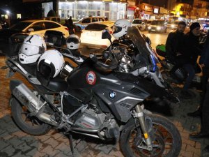 Dur İhtarına Uymayan Otomobil Polis Motosikletine Çarptı: 2 Polis Yaralı