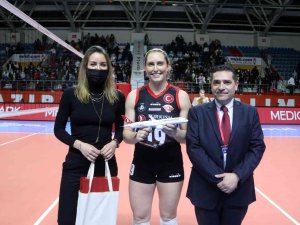 Cev Şampiyonlar Ligi: Türk Hava Yolları: 3 - Igor Gorgonzola Novara: 1