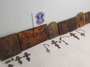Yunanistan’da Yaşlı Çiftin Evinde 587 Parça Tarihi Eser Bulundu