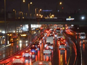 İ̇stanbul Güne Yağmurla Uyandı