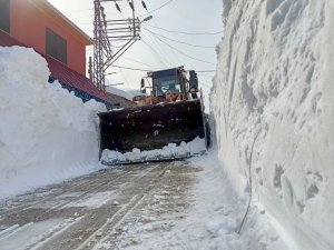 Osmaniye’nin Yüksek Kesimlerinde Karla Mücadele Sürüyor