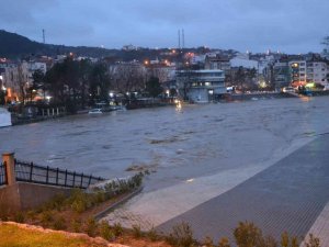 Çanakkale’de Çay Taştı Araçlar Sular Altında Kaldı