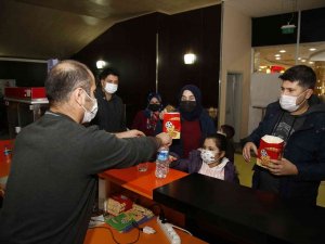 Çocuklara Karne Hediyesi Döşemealtı Belediyesi’nden