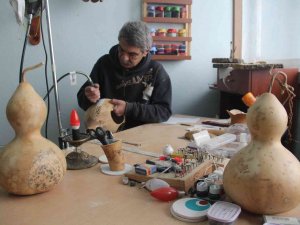 Su Kabağını Sanat Eserine Dönüştürüyor