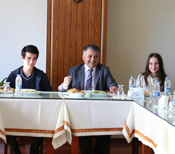Vali Yazıcı'dan Twitter Yemeği
