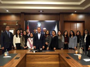 Başkan Seçer’den Öğrencilere Tavsiye: "Sosyal Olun. İ̇nsan Tek Başına Yaşayamaz"