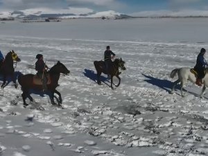 Cirit Atlarının Kar Üstünde Dansı