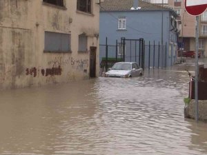 Büyükçekmece’de Yağış Nedeniyle Rögarlar Taşınca Sokaklar Sular Altında Kaldı