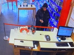 Ağrı’da Cep Telefonu Çalan Hırsızın Rahatlığı Kameralara Yansıdı