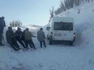 Siirt’te Kara Saplanan Yolcu Minibüsü, Başka Minibüsle Kurtarıldı