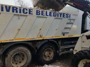Sivrice’de Kar Birikintileri Kamyonlarla İlçe Dışına Taşınıyor