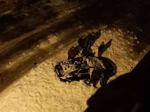 Üzerine Kar Kütlesi Düşen Otomobil Kullanılmaz Hale Geldi