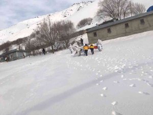 Jandarma Ve Sağlık Ekipleri Ayağı Kırılan Vatandaş İçin Seferber Oldu